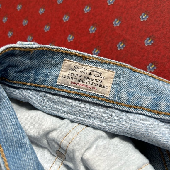 Levi’s women’s Lo Pro style light denim size 31 - Picture 7 of 7